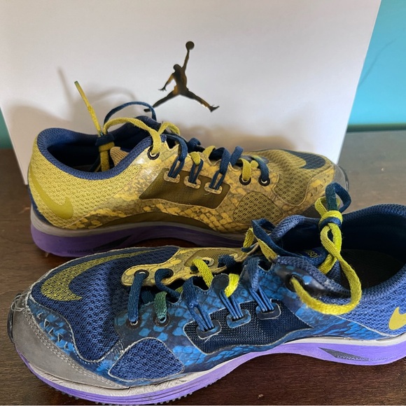 Women’s Nike two tone athletic shoe - Picture 6 of 7